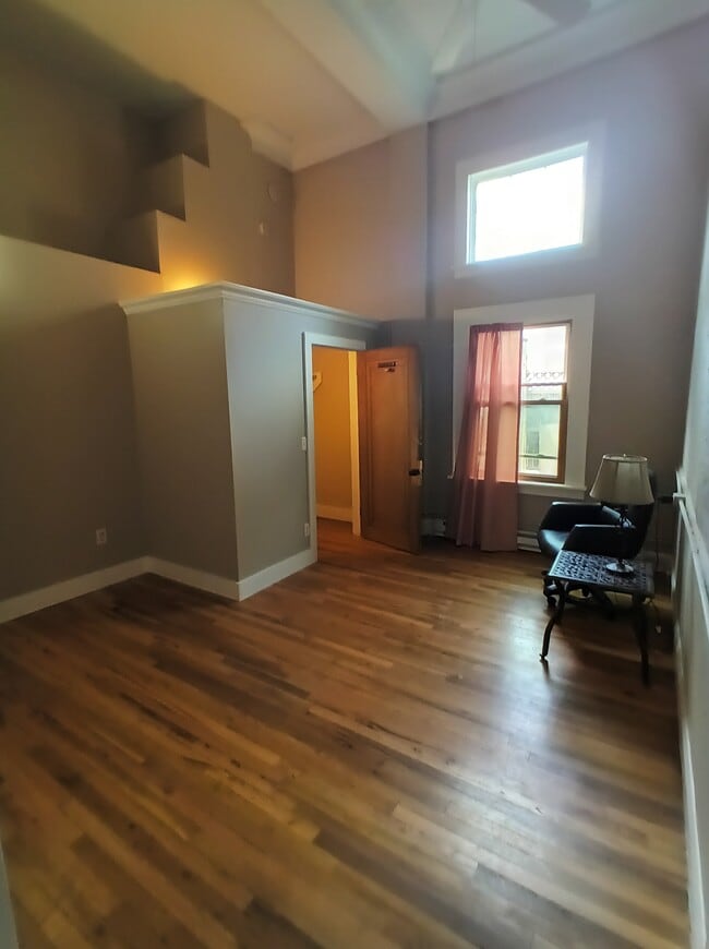 Photo - 2009 2nd St NE