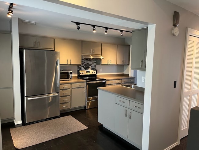 Photo - 1621 S Quaker Ave