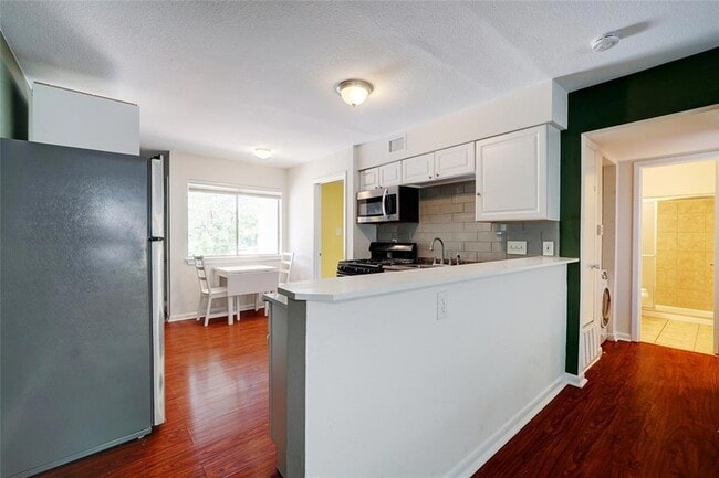 Building Photo - 1010 W 23rd St Unit 1