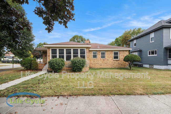 Building Photo - 1055 Lake Michigan Dr NW