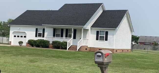 Building Photo - Beautiful home located right outside City ...