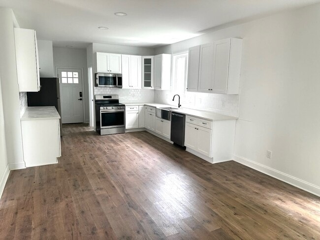 Photo - 427 Lakeland St