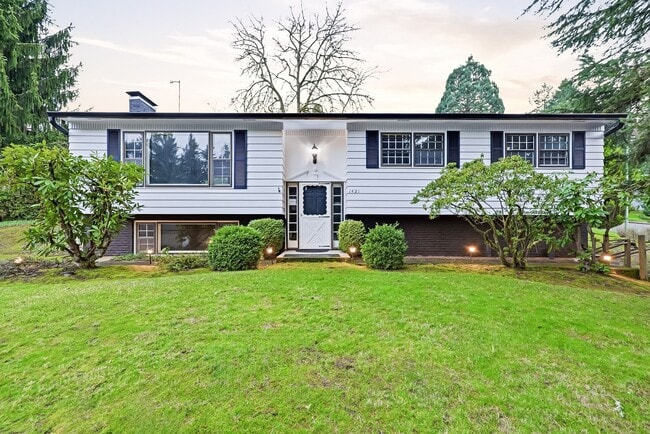 Building Photo - Charming Lake Oswego Home on Large Corner Lot – 3BR, 2.5BA + Bonus Room