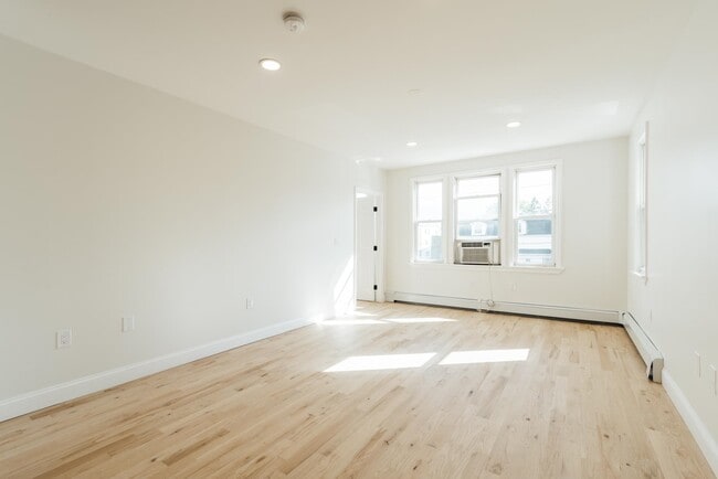 Photo - 27 W 52nd St