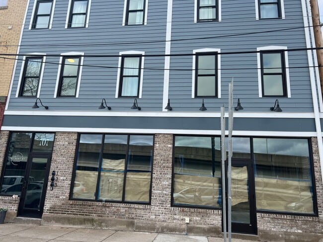 Building Photo - eml649 Unit 201