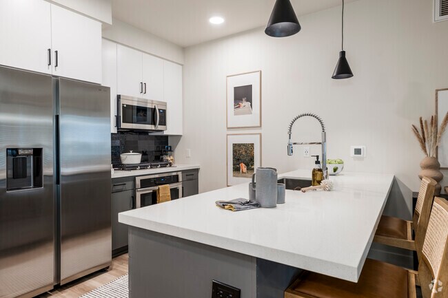 2BR, 2BA - 965SF - Kitchen - Market & Main