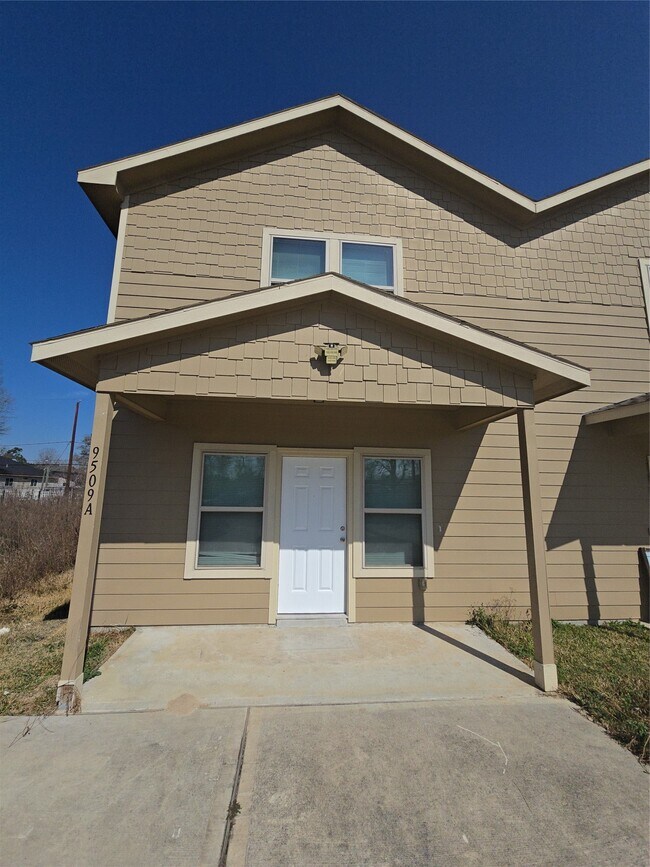 Building Photo - 9509 Madera Rd