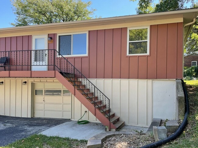 Photo - {10105} Charming 2 bedroom + 1 car garage + updated bathroom