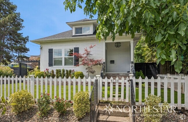 Building Photo - Remodeled Sellwood Bungalow Rental