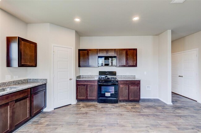 Photo - 274 Jade St