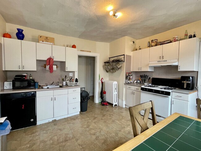 97 Kilsyth Rd Unit 3
