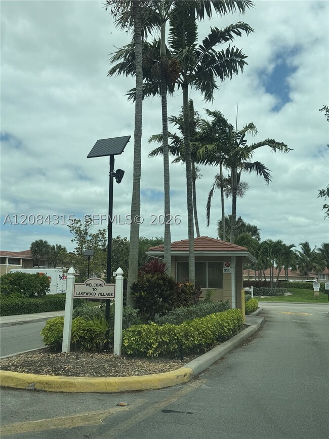 Building Photo - 10228 Twin Lakes Dr Unit 16-E