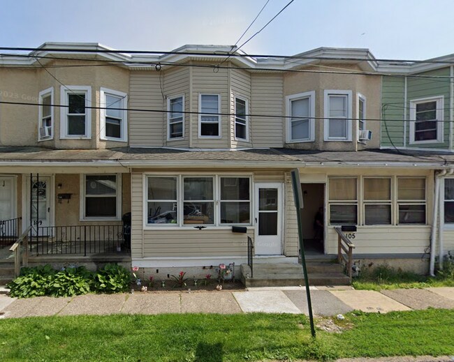 Renovated row home with back yard! - Renovated row home with back yard!