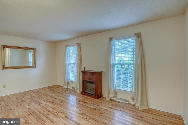 Photo - 12 Squire Cir