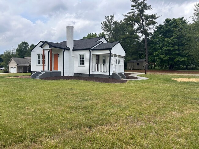 2 Bedroom One Story Home on Over an Acre Lot - 2 Bedroom One Story Home on Over an Acre Lot