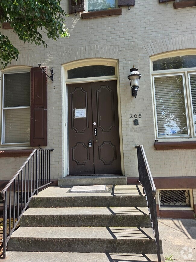 Building Photo - 208 E Market St Rental