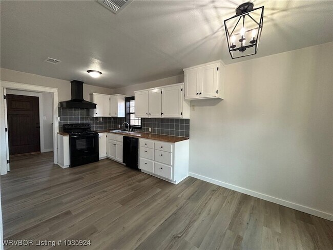 Photo - 117 S Main St