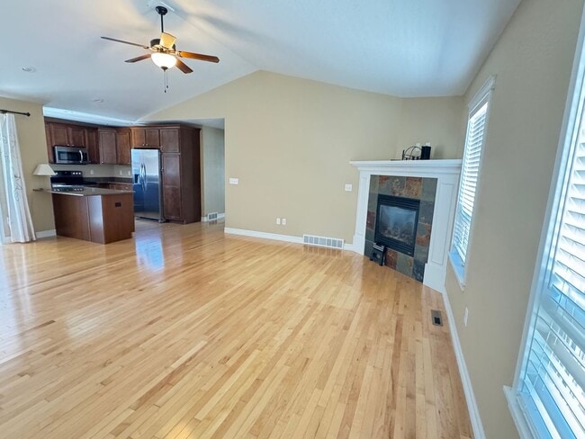 Photo - 4 BEDROOM, 3 BATHROOM TWINHOME WITH 2 CAR ...