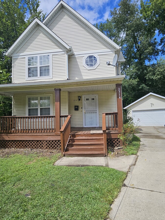 Front - 2314 E 87th St House