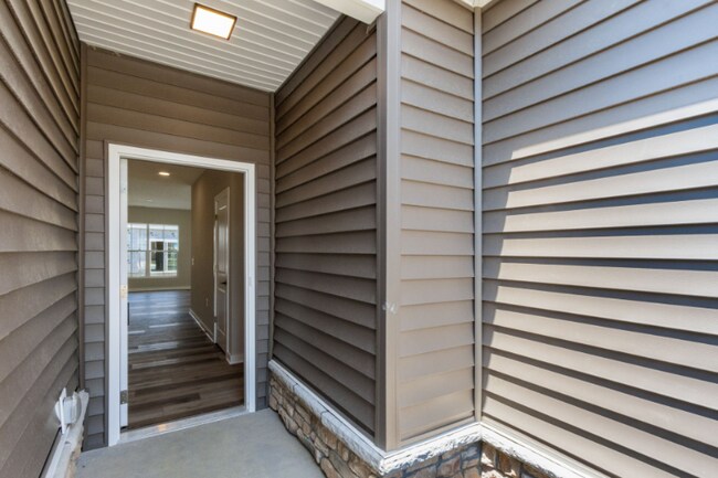 Photo - 554 Rochdale Run