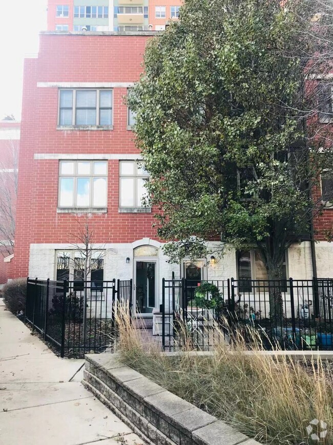 Building Photo - 331 E 17th St Rental