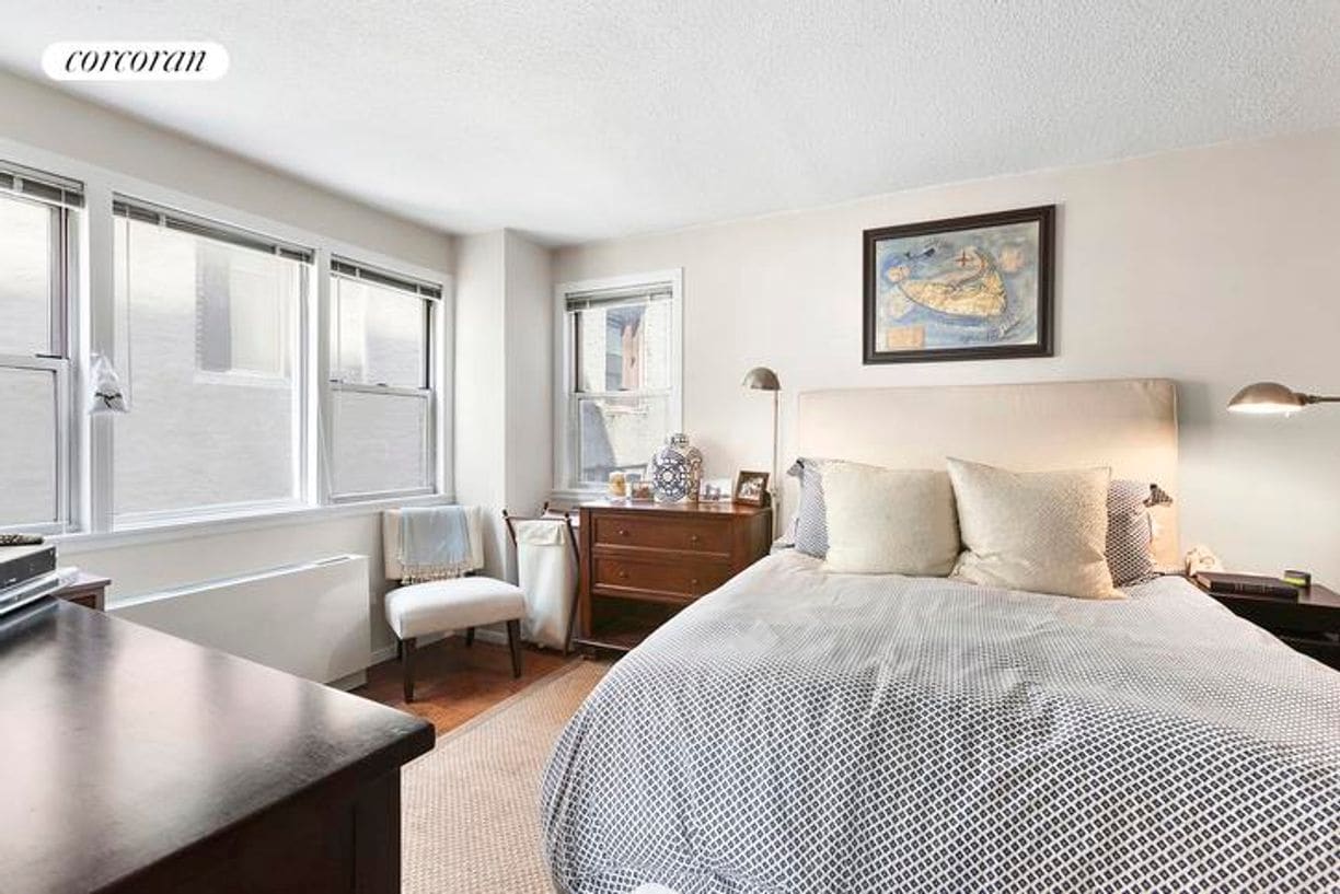 Photo - 77 E 12th St