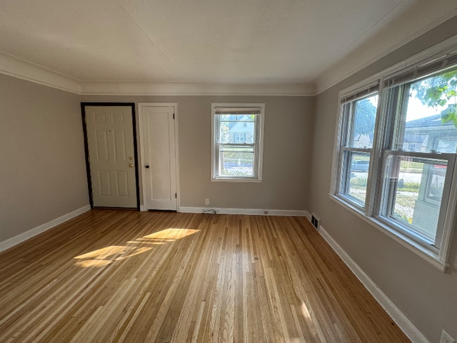 Building Photo - 4634 Cedar Ave S Unit 4634 Cedar Ave Rental