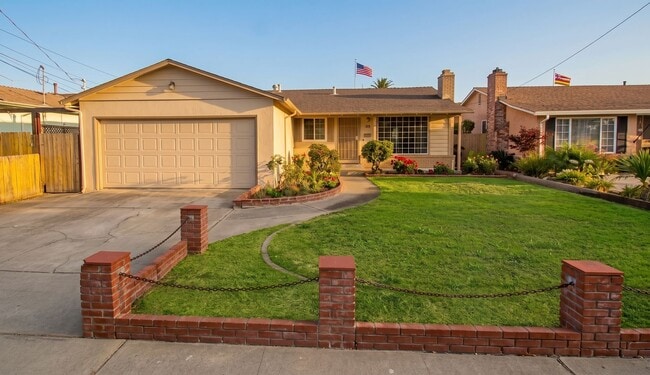 Building Photo - Updated Three Bedroom Gem with Gorgeous Hardwood Floors