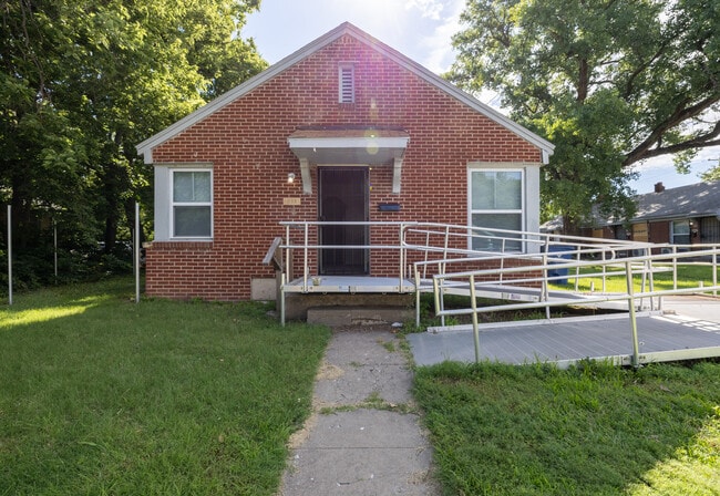 Building Photo - 632 S Hydraulic St