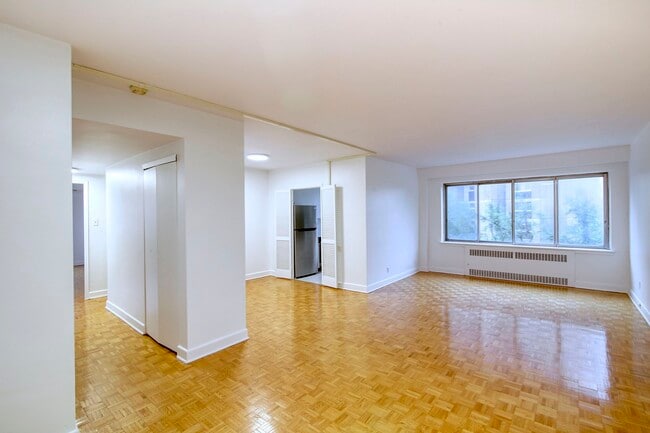 Building Photo - 3555 Chem. de la Côte-des-Neiges Unit 406