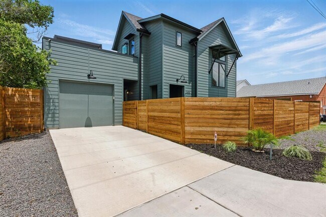 Photo - 2105 S L Davis Ave