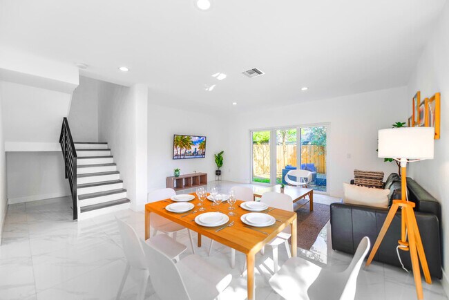 Photo - 1175 NW 26th St Unidad FL1-ID1022302P