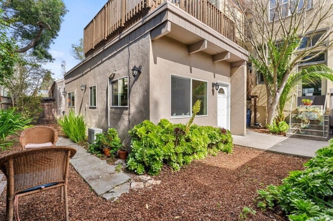 Building Photo - "Charming 1-Bedroom Retreat with Granite Touches and Pool Access in Berkeley"