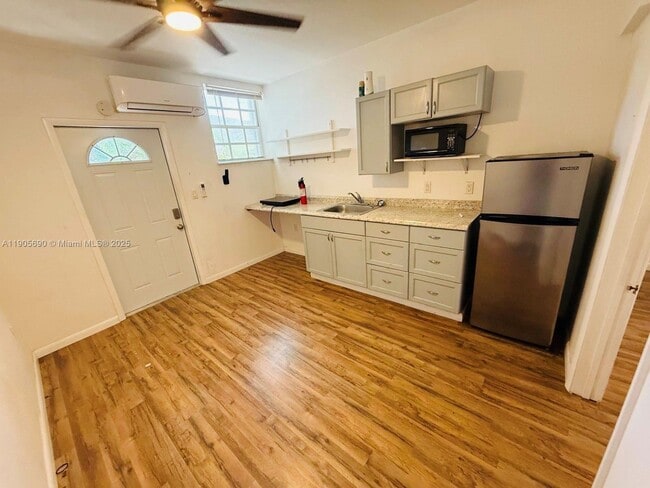 Building Photo - 6690 Miramar Pkwy Unit 0