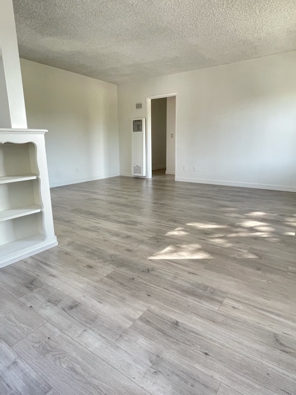 Living room & dining room area - 8036 Owensmouth Ave Apartamentos Unidad 2