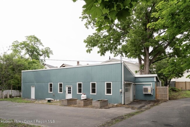 Building Photo - 825 Columbia St