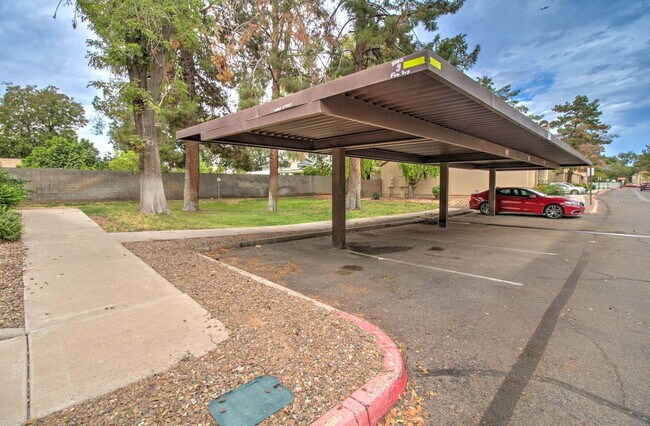 Photo - 921 W University Dr