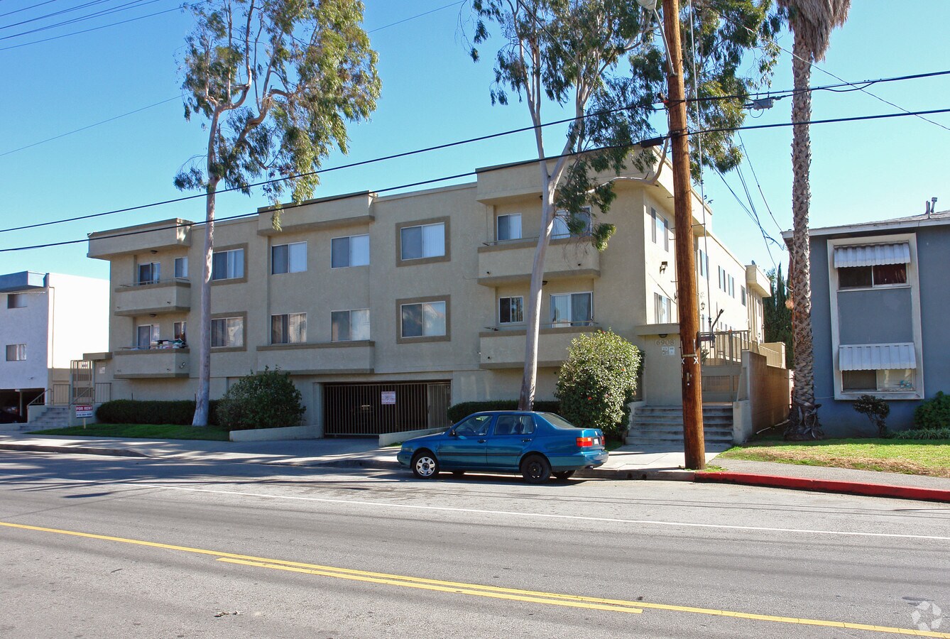 Photo - 6908-6914 Hazeltine Ave Apartamentos
