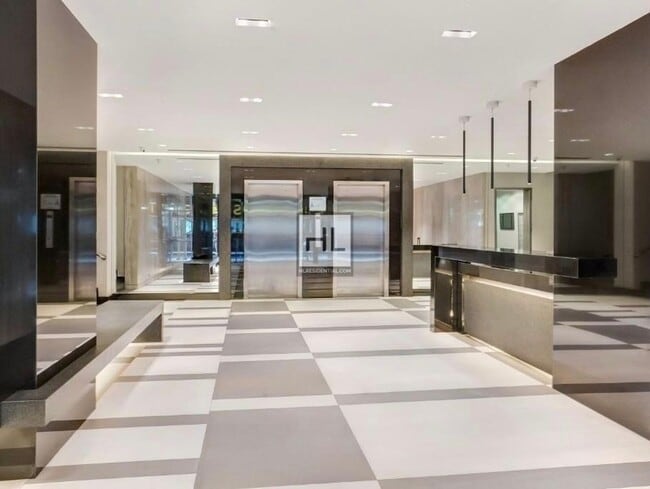 Building Photo - 5 AVENUE