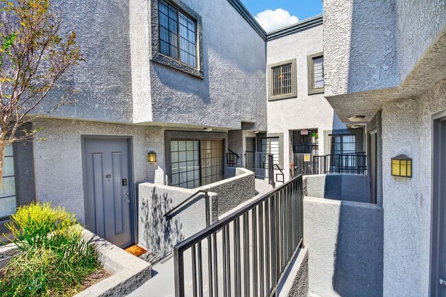 Photo - 520 N. Hollywood Way