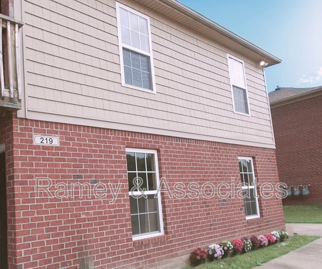 Building Photo - 219 Highland Blvd Unit 2