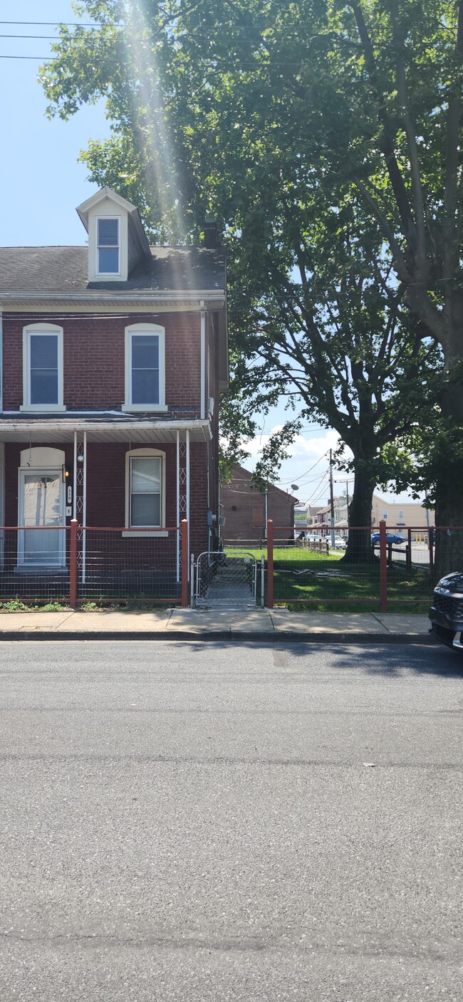 Building Photo - 330 E Guilford St Rental