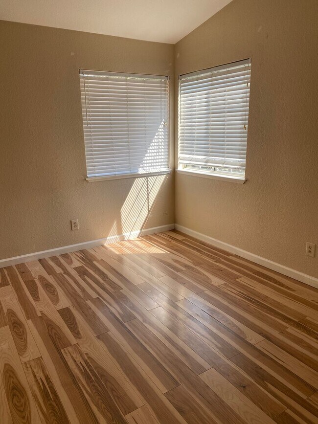 Photo - AVAILABLE NOW!! 4br 3ba