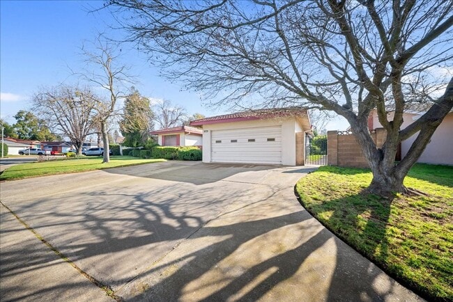 Photo - 2549 Notre Dame Dr