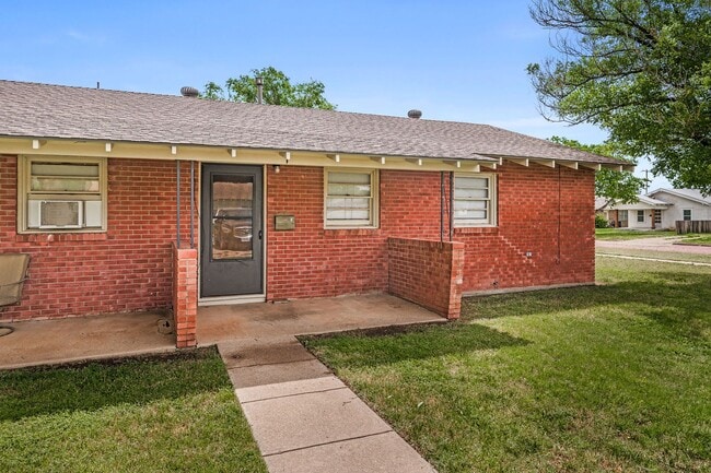 Building Photo - 2 Bedroom near the Square Unit 1