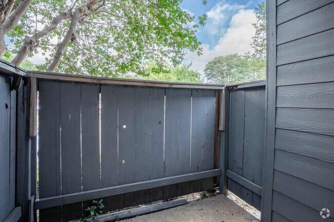 1BR, 1BA - 578SF - Balcony