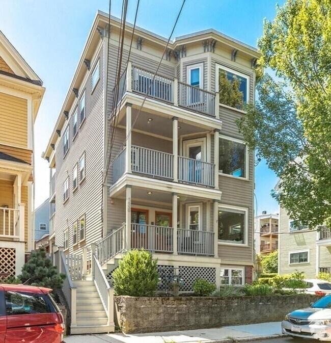 Building Photo - 136 Hudson St Unit 3 Rental