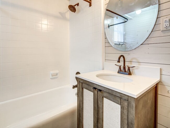 Bañera profunda - 123 Wellons St Unidad B