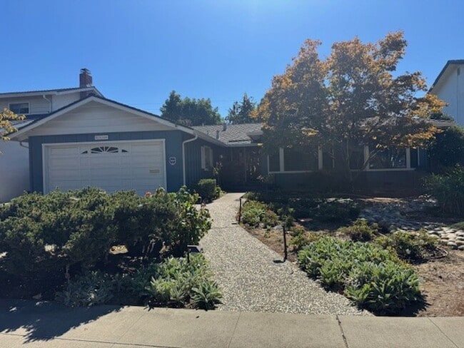Building Photo - Lovely 3 Bedroom 2 Bath Home in Willow glen