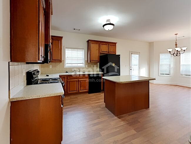 Photo - 901 Vandiver Ct